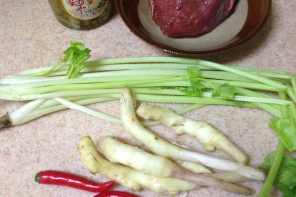 野山椒炒牛肉的做法图解2