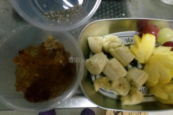 桃胶奇亚籽水果羹的做法图解1