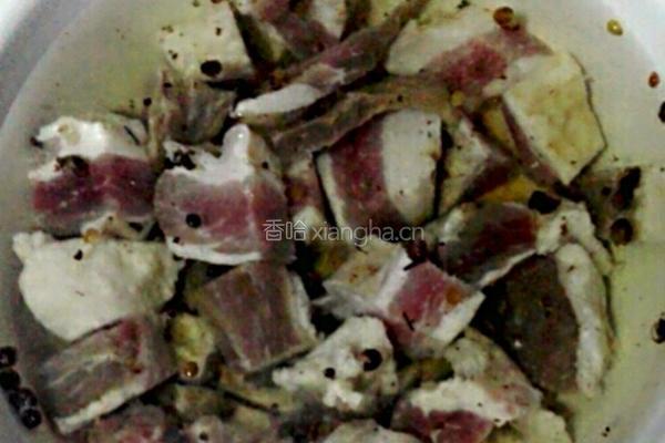 咸肉烧蘑菇的做法图解1