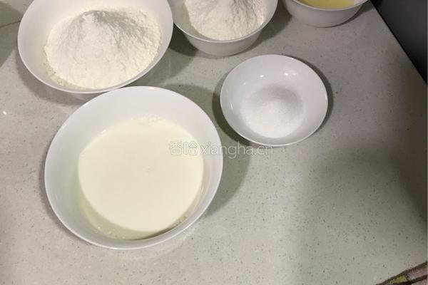 杏仁肉松餐包的做法图解1