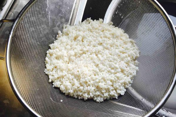 青蚕豆焖糯米饭的做法图解2