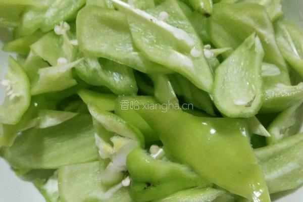尖椒炒肥肠的做法图解1