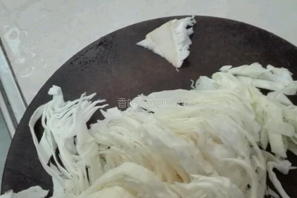 清炒卷心菜的做法图解1