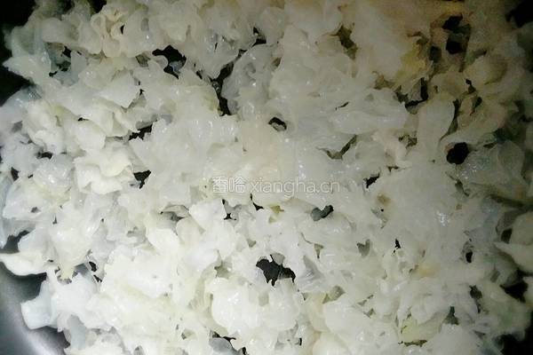 银耳莲子羹的做法图解2