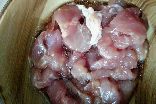 胡萝卜瘦肉炖汤的做法图解1