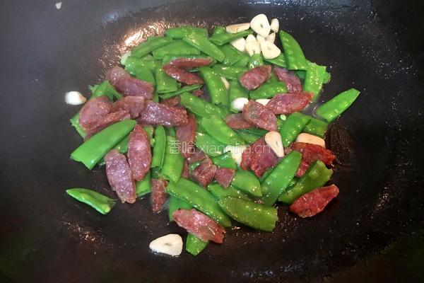 荷兰豆炒腊肠的做法图解6