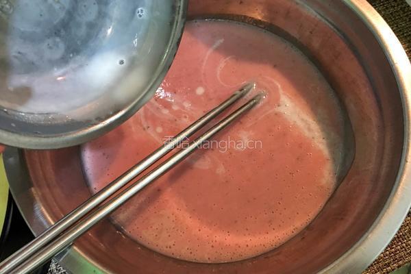 草莓酸奶慕斯蛋糕(电饭锅版)的做法图解8