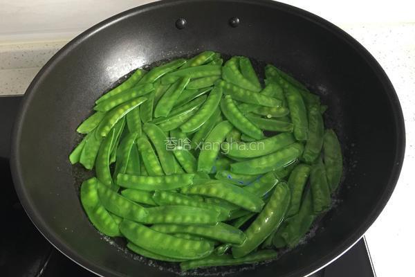 荷兰豆炒腊肉的做法图解1