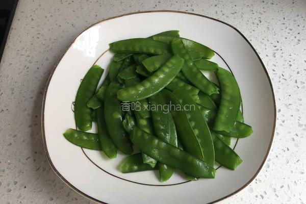 荷兰豆炒腊肉的做法图解2