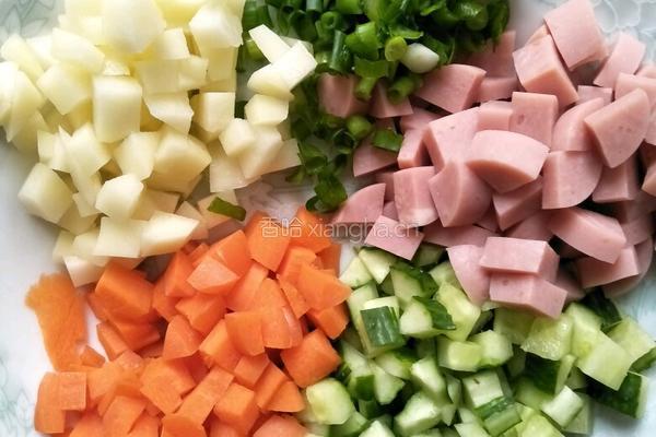 蛋炒饭（五颜六色蛋炒饭）的做法图解1