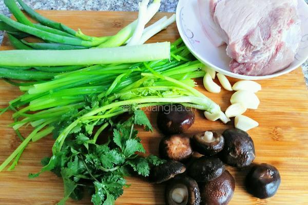 香菇芹菜肉馅饼的做法图解3