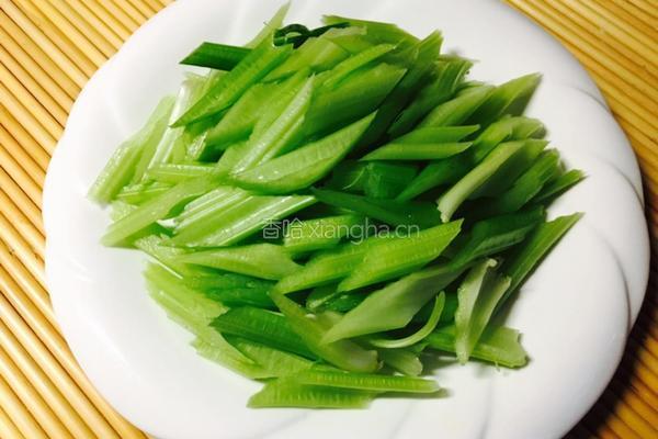 虾仁炒芹菜的做法图解1
