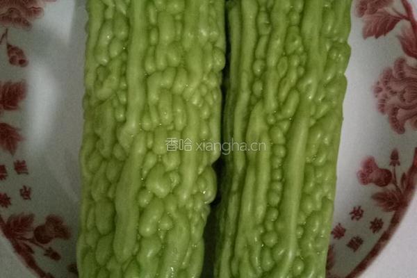 骨头苦瓜汤的做法图解1
