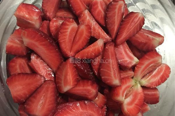 自制酸甜草莓酱的做法图解2