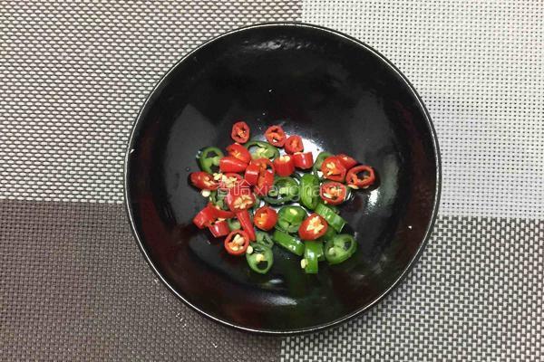 蒜泥蒸茄子的做法图解2