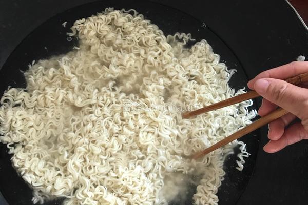 顺顺鸡蛋酱油炒面的做法图解2