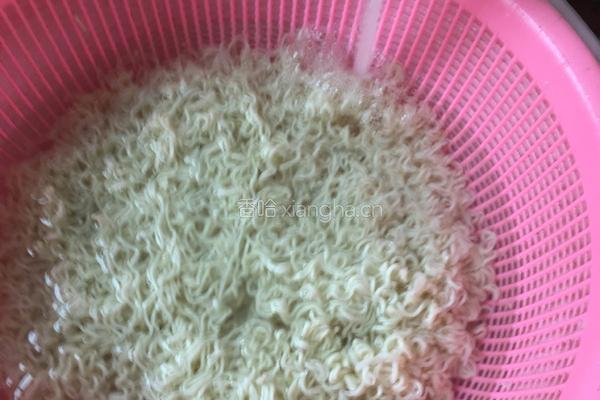 顺顺鸡蛋酱油炒面的做法图解3