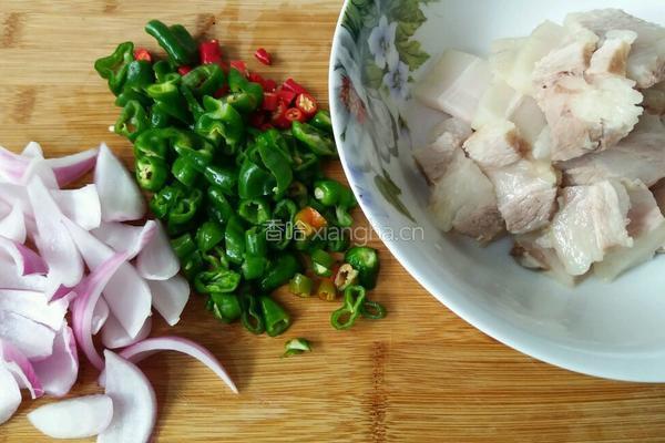 家常五花肉炒蒜芯的做法图解3