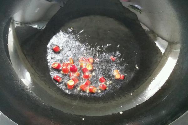 家常五花肉炒蒜芯的做法图解5