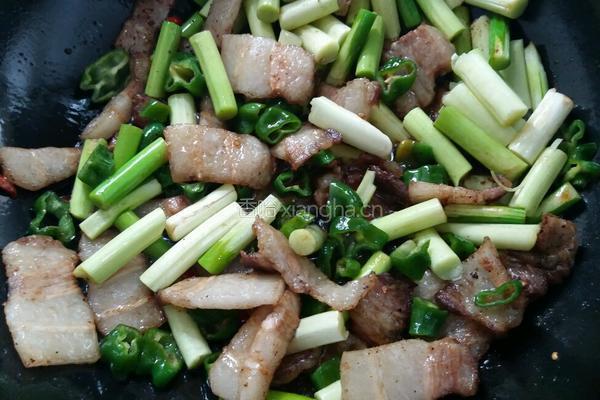 家常五花肉炒蒜芯的做法图解10