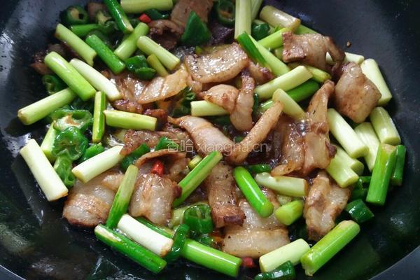 家常五花肉炒蒜芯的做法图解11