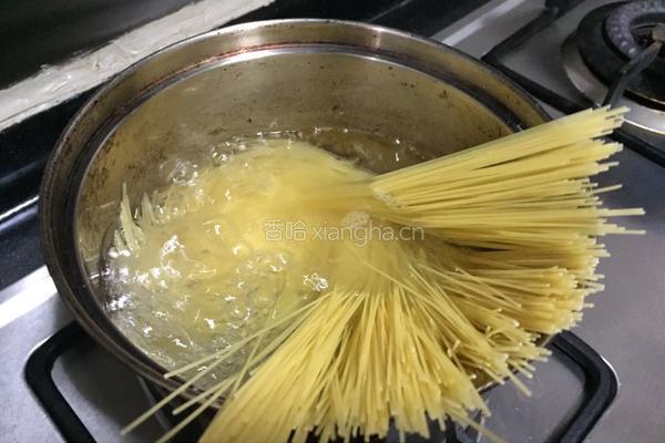 牛肉甘筍意大利面的做法图解4