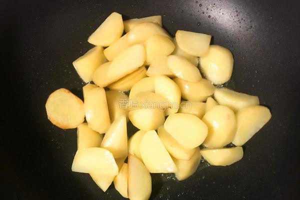 土豆红烧肉的做法图解4