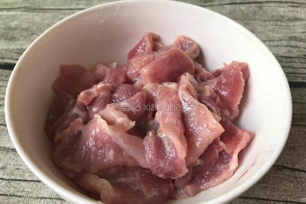 胡萝卜木耳炒肉的做法图解3