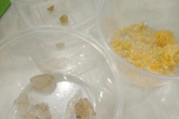 桃胶银耳皂角米雪燕羹的做法图解1