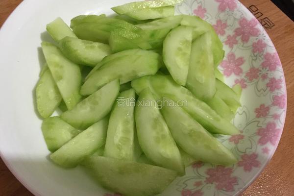 黄瓜炒白米虾的做法图解1