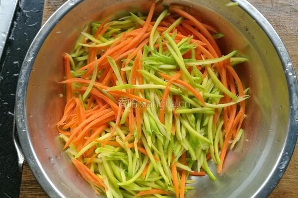 豆芽南瓜丝的做法图解3