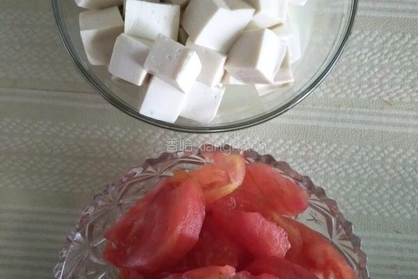 番茄豆腐虾皮汤的做法图解1