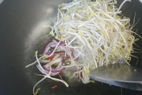 猪肠炒豆芽的做法图解3