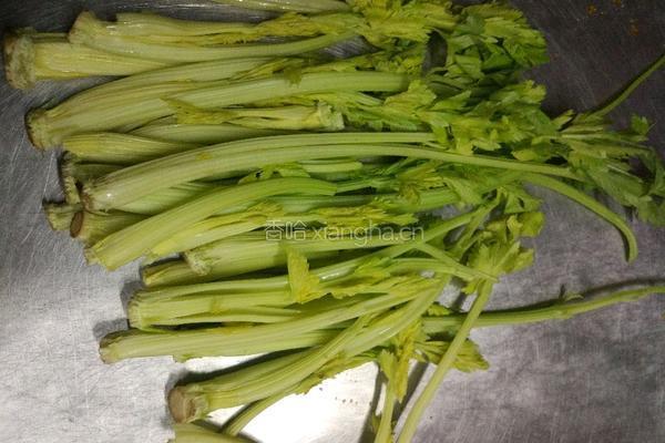 凉拌芹菜心的做法图解1