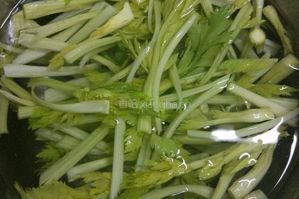 凉拌芹菜心的做法图解2