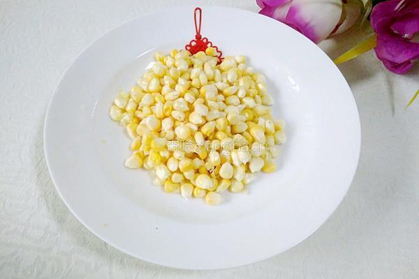 玉米粒炒茄子的做法图解2