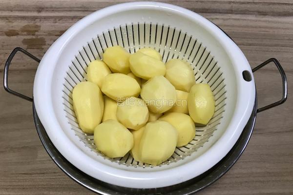酸梅烧小土豆的做法图解3