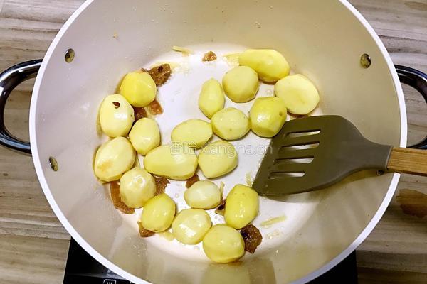酸梅烧小土豆的做法图解7