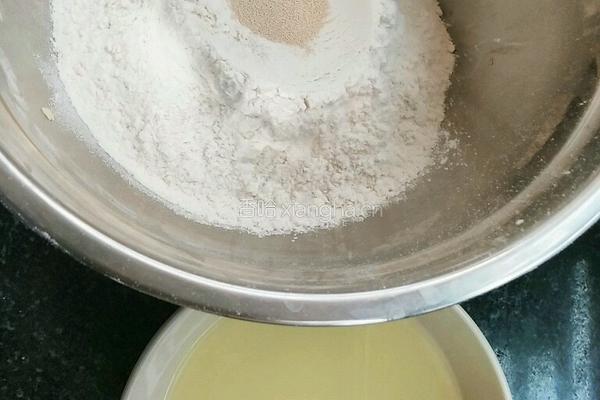 乳清猪肉香菇包的做法图解1