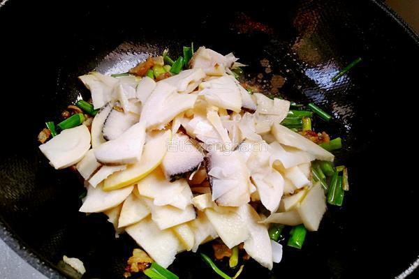 青蒜炒春笋的做法图解8