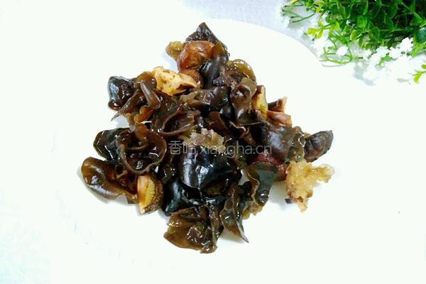 木耳香菇炒黄瓜的做法图解2