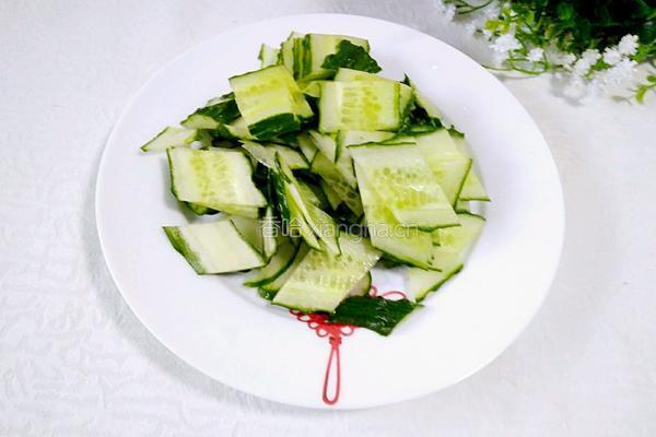 木耳香菇炒黄瓜的做法图解3
