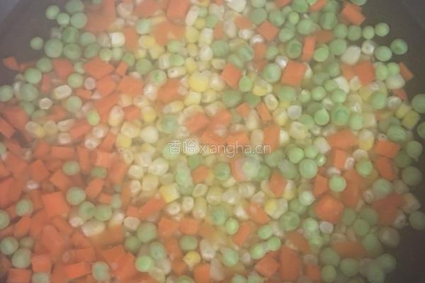 玉米胡萝卜豌豆粒的做法图解1