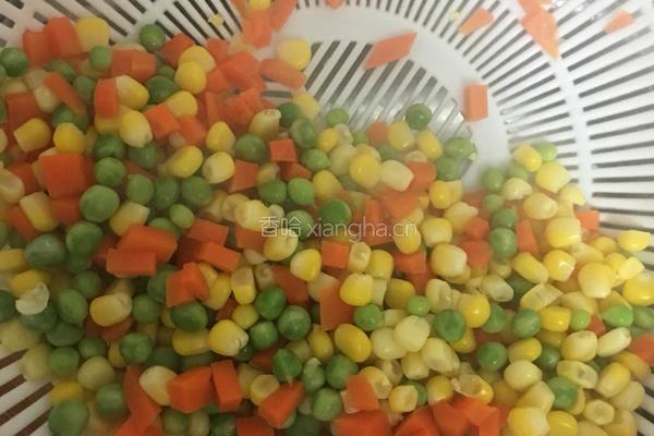 玉米胡萝卜豌豆粒的做法图解2