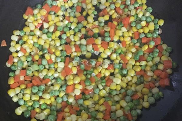玉米胡萝卜豌豆粒的做法图解3