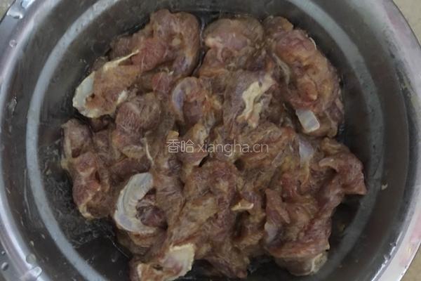 瘦肉炒茶树菇的做法图解2