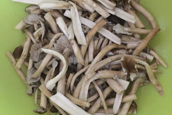 瘦肉炒茶树菇的做法图解3