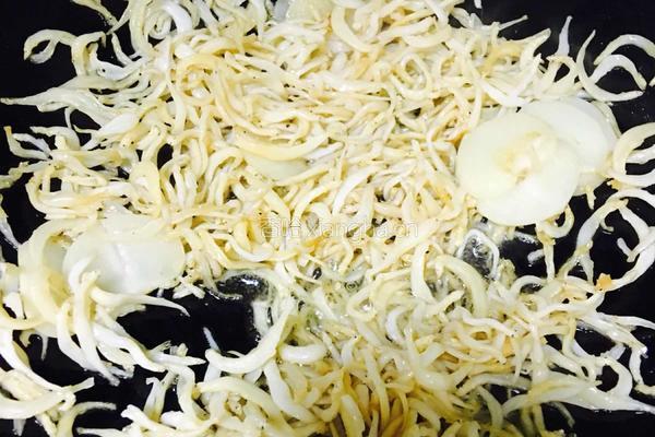 银鱼炒韭苗的做法图解7