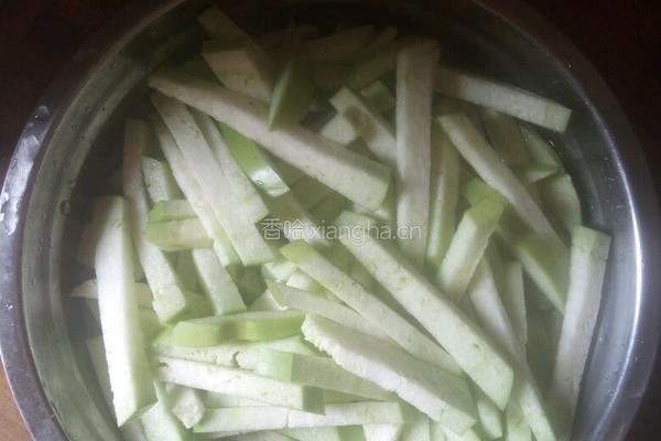 蒜香烧茄子的做法图解1