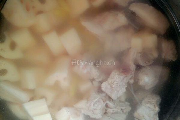 藕片红枣排骨汤的做法图解6